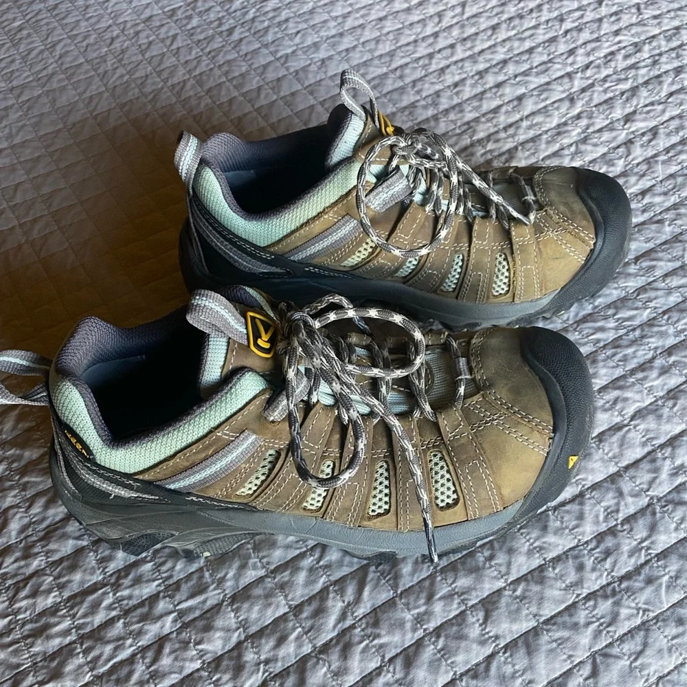 Keen hiking shoes in Tan and Black
